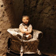 Bimba con bambola su poltrona 2– terracotta policroma, 2009